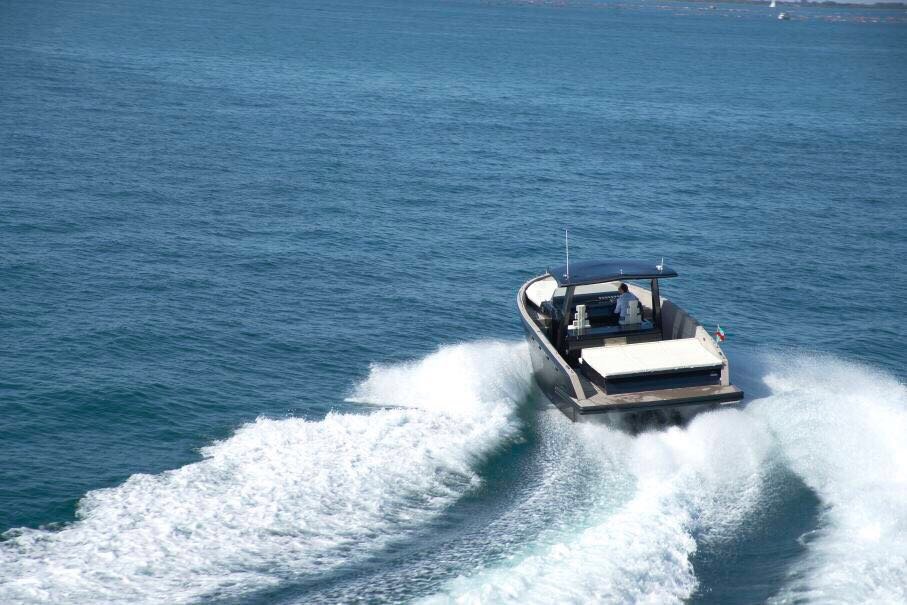 Luxury boat rentals Miami, FL C Tender Center console 5973